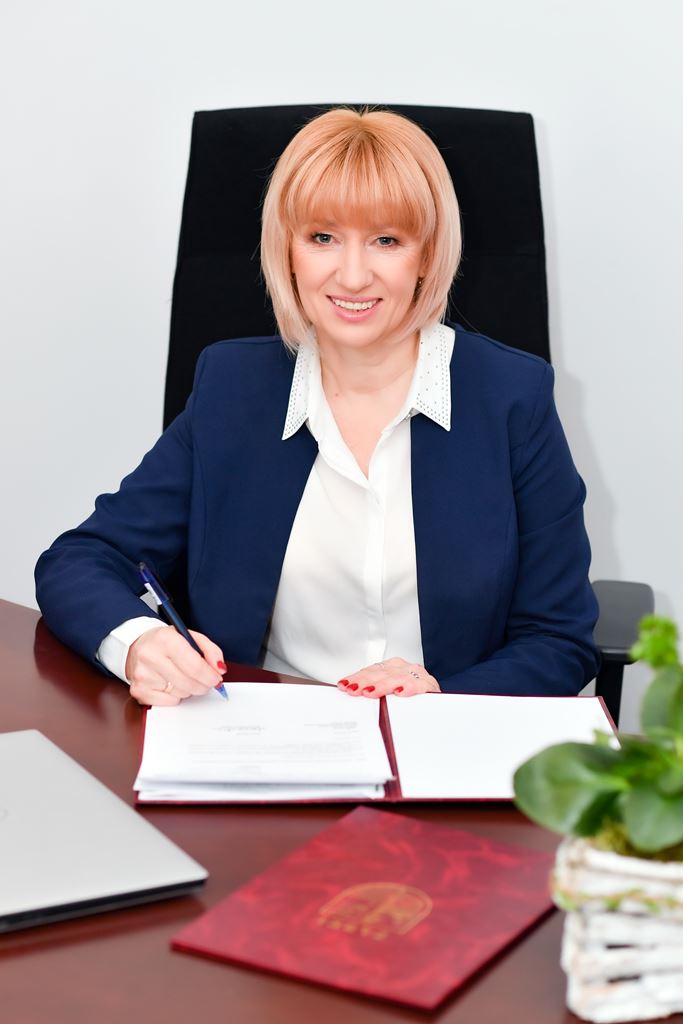 Małgorzata Zyśk podpisująca dokumenty